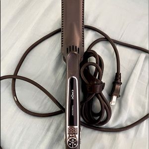 Croc Classic Silver Titanium 1.5” Flat Iron